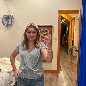 Super cute Francesca’s v neck tee with bow detail. Beautiful light blue color..